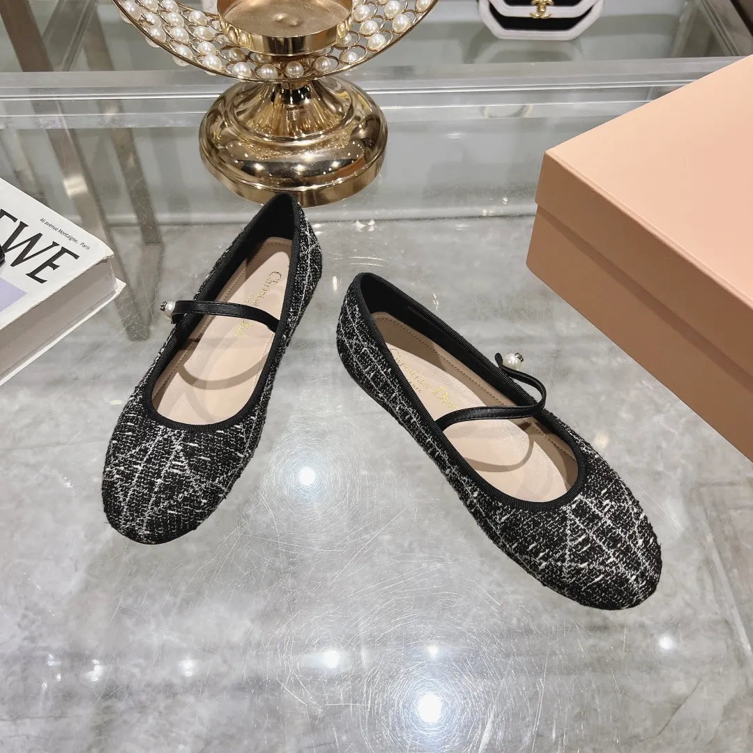 👟👟Ex-factory price 520👟👟 "Exclusive top version" Dior*Dior ✅2024vs spring and summer new series... [Round toe single shoes with small pearls] Original purchase and development! The last details of this shoe are perfectly restored 💐 The upper is made of special material and the inner padding is made of delicate lambskin. You can see the quality by looking at the details in real photos. It is a versatile style for little ladies and a lady. It is a stunning shoe at first glance... I love it. The genuine leather outsole imported from Italy has a five-pointed star logo! 35-39 (34.40 customization is non-refundable) Packaging: Original full set of packaging ☀The color official website is updated simultaneously